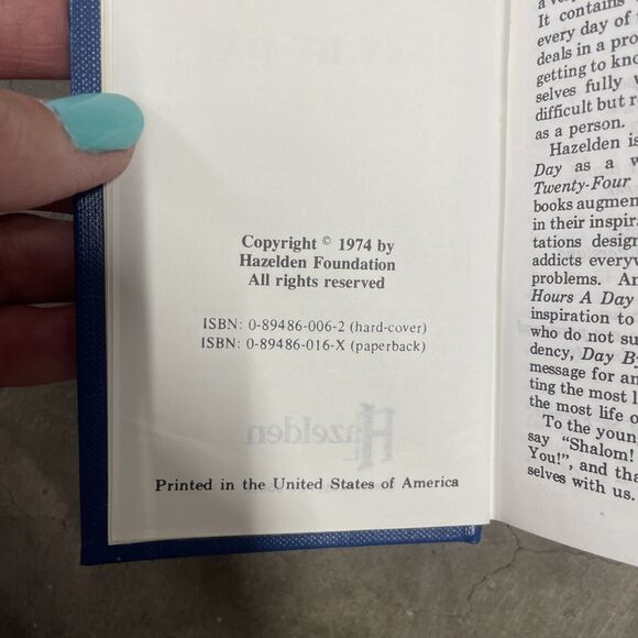 DAY BY DAY By Hazelden - Hardcover 1982 AA Recovery one day at a time - Picture 4 of 6